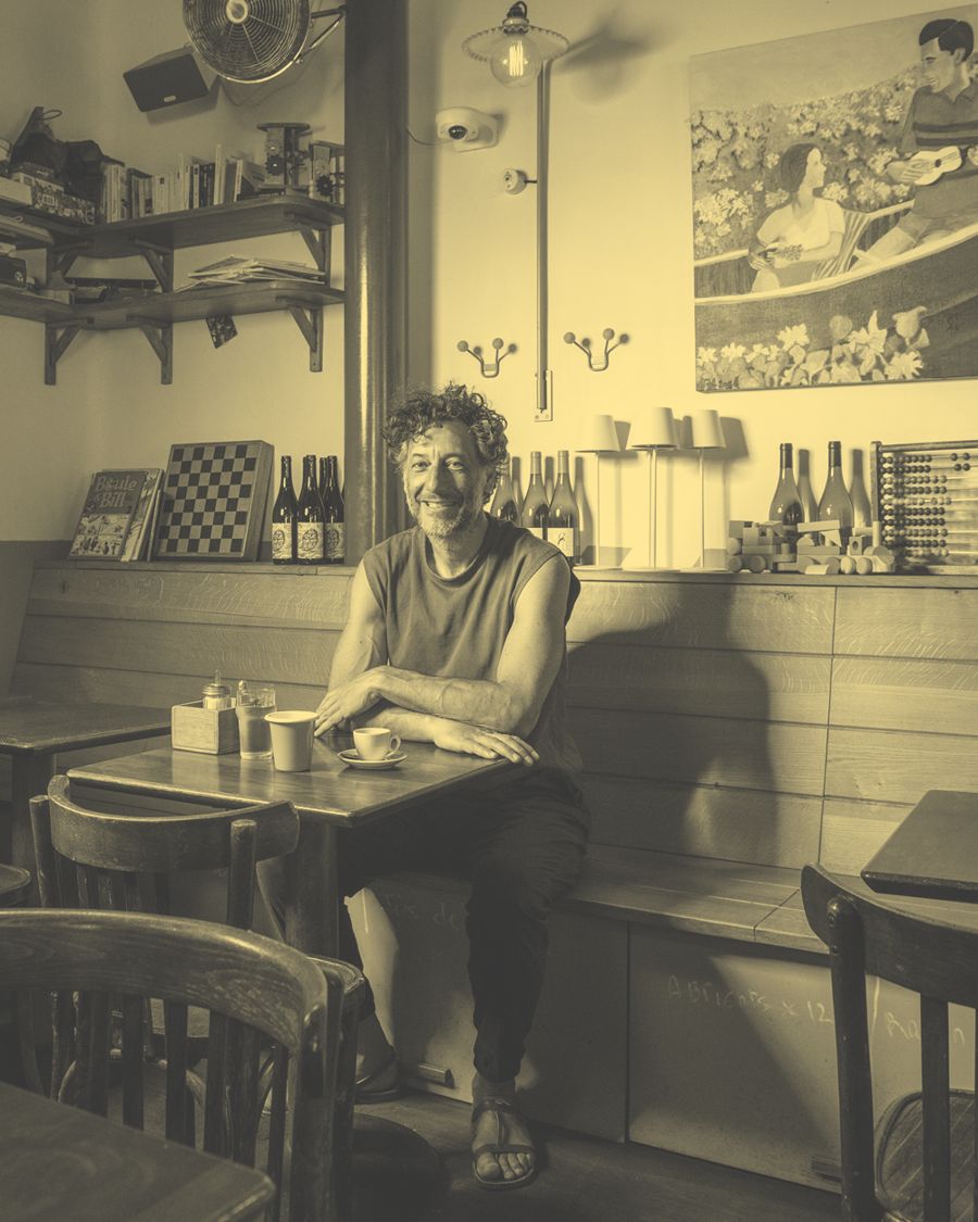 Ilan, derrière le comptoir